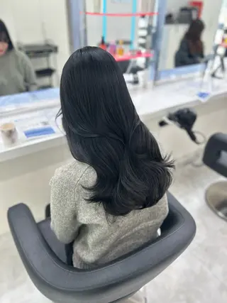 セミロング カラー ヘアアレンジ 🎀RIN🎀 縮毛矯正🩶暗髪のヘアスタイル