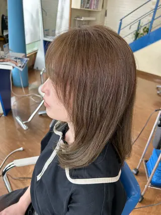 ミディアム カラー 武井 哉子のヘアスタイル