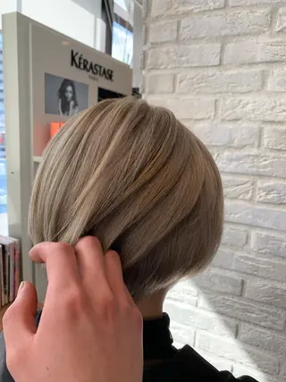 ショート カラー 韓国レイヤー×艶髪 ハイトーンRyukiのヘアスタイル