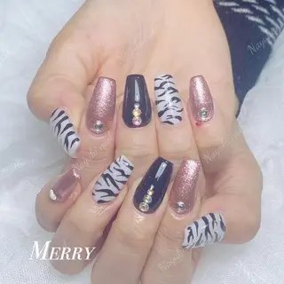 ネイル 🦋 Queenieのネイルデザイン