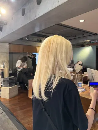 ミディアム ブリーチカラー/ブロ ンドレイヤーカットのヘアスタイル