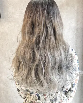 ロング ヘアアレンジ 顔周りレイヤーカット ブリーチminamiのヘアスタイル