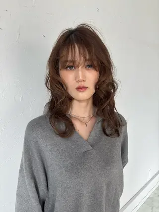 ミディアム 垢抜け小顔レイヤー オリーブ/スミレのヘアスタイル
