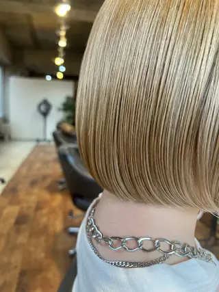 ショート カラー ヘアアレンジ bh.maara デザイン／ハイトーンのヘアスタイル