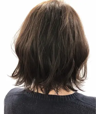ミディアム 岩橋 静香のヘアスタイル