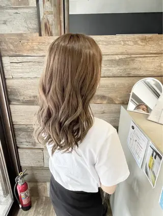 セミロング andKおもろまち店 艶ダブルカラー✨のヘアスタイル