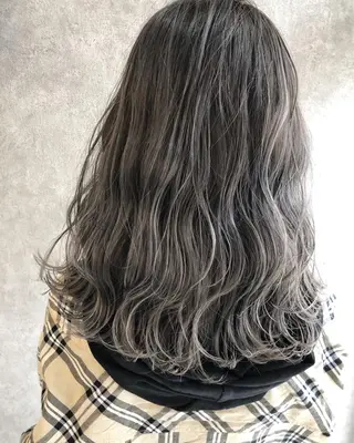 セミロング カラー 顔周りレイヤーカット ブリーチminamiのヘアスタイル