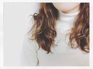 セミロング カラー くるくるパーマ aikoのヘアスタイル