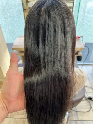 ロング EARTH岩楯 優貴のヘアスタイル