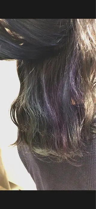 ミディアム カラー 荒木 依莉亜のヘアスタイル