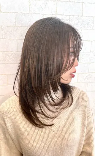 セミロング まとまる美髪矯正 ×レイヤーカットのヘアスタイル