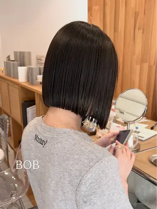 ショート カラー ぱつっとボブ/ 小野あかねのヘアスタイル