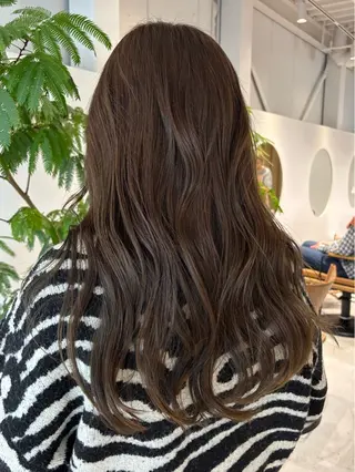 カラー 岡あかね ブリーチ なし透明感ベージュのヘアスタイル