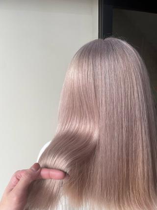ミディアム 髪質改善 ハイトーン 透明感 川﨑 翼のヘアスタイル