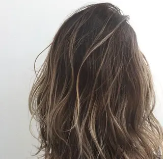 ミディアム カラー ニシキオリ ユウキのヘアスタイル