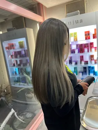 ロング 岸下 理緒のヘアスタイル
