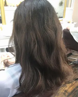 ロング 白髪ぼかし大人メンズ 根本零のヘアスタイル