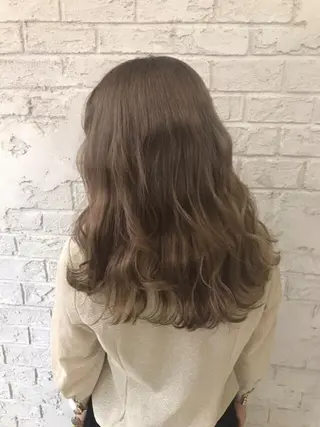 ロング カラー オリーブ/アッシュ やわらか透明感カラーのヘアスタイル