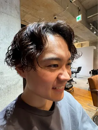パーマ メンズ 🎨艶感ニュアンス カラー🐬櫻井海星のヘアスタイル
