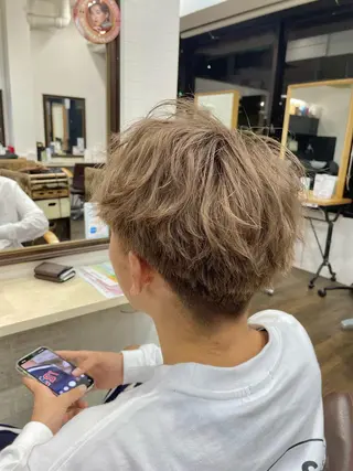 ショート 横浜🦋ハイトーン 🫐シャドウルーツのヘアスタイル