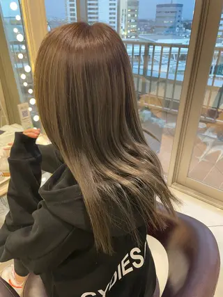 セミロング 透明感color吉田 沙羅のヘアスタイル