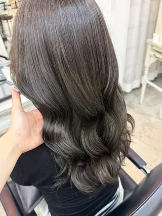 ロング カラー 三條 朋香のヘアスタイル