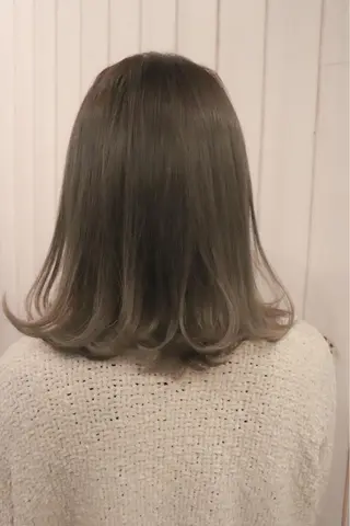 ミディアム 佐山 眞紀のヘアスタイル