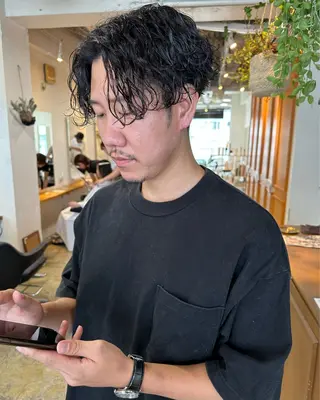 ミディアム パーマ メンズ グランジヘア 無造作ヘアHYUGAのヘアスタイル