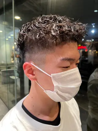 ショート ハイトーンカラー が絶対可愛い✨泰聖✨のヘアスタイル