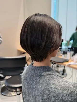 ショート カラー ミオ💎ショート 透ける暗髪のヘアスタイル