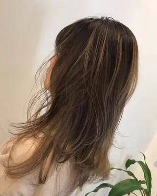 セミロング 🫧✨️‪榎宮秀 透明感 ハイトーンのヘアスタイル