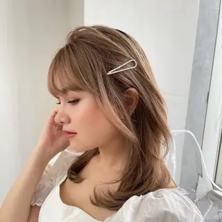 セミロング カラー ヘアアレンジ 透明感カラー🩵 レイヤーカットYUIのヘアスタイル
