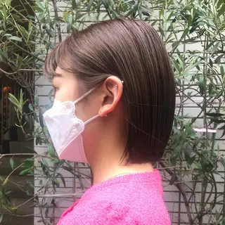 ショート カラー ミルクティーベージュ /ブリーチ/Wカラーのヘアスタイル
