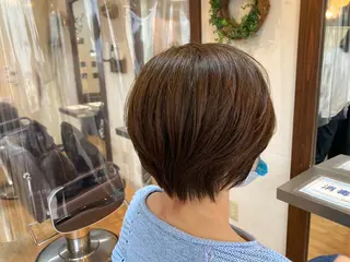 ショート カラー ギャルソン オブヘアーのヘアスタイル