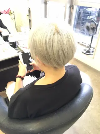 ショート カラー ハイトーン/ブリーチ ルミエール/新栄/栄のヘアスタイル