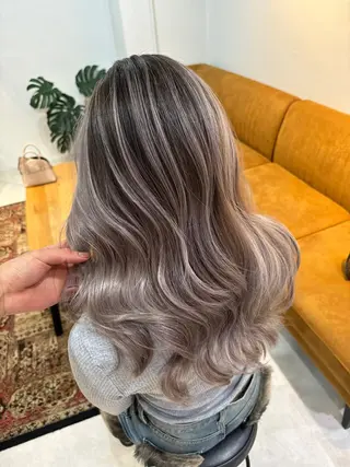 セミロング Merly Osakaのヘアスタイル