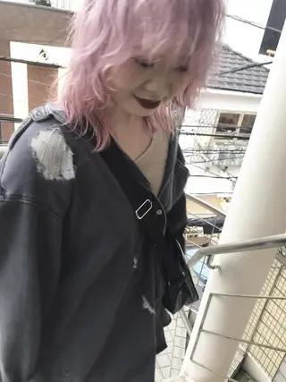 セミロング qiie/ハイトーン インナーカラーのヘアスタイル