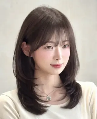 ミディアム 《期間限定無料》 ミディアムカット✂️のヘアスタイル