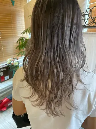 ミディアム カラー インナーカラー 推し ブリーチ 髪質改善のヘアスタイル