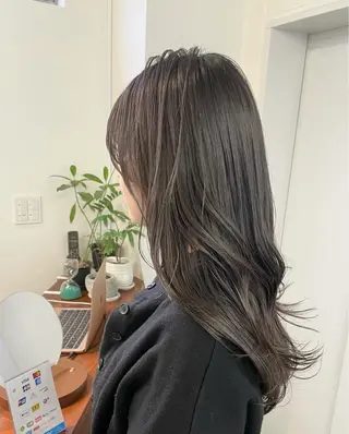 ロング 顔まわりレイヤー 透明感カラー🩵🩵のヘアスタイル