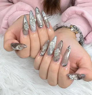 ネイル MIKA RUBY NAIL SLONのネイルデザイン