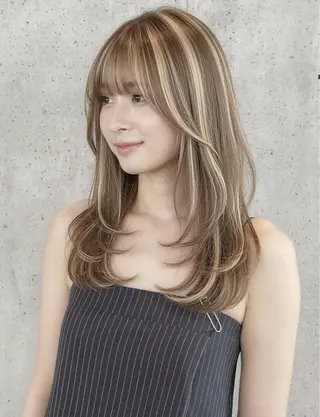 ミディアム カラー ブリーチ透明カラー/ レイヤーカット海希のヘアスタイル