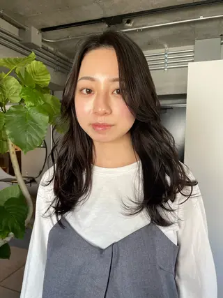 ロング イズミ ナナコのヘアスタイル