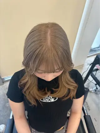 ロング カラー ちなみ／ハイトーン／ デザインカラーのヘアスタイル