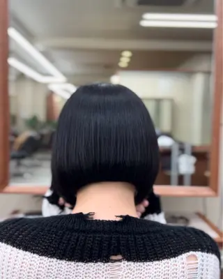 ショート バタフライレイヤー/ ニシトモユキのヘアスタイル