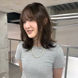 ミディアム カラー ミカミモエ/ ベージュカラーのヘアスタイル