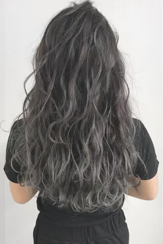 ロング yoriダブルカラー 代表すがわらのヘアスタイル