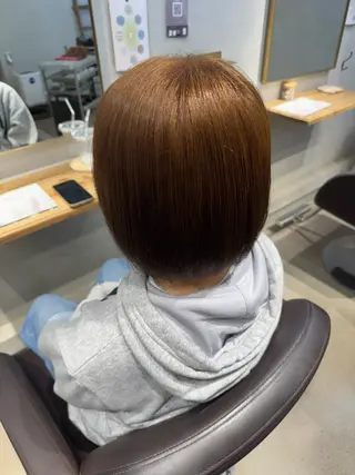カラー もも ボブ/艶カラーのヘアスタイル