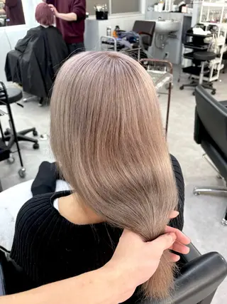 ロング カラー 大阪ケアブリーチ/ ミルクティーベージュのヘアスタイル