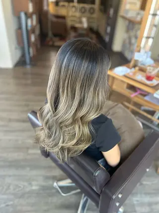 ロング カラー 井上 花音のヘアスタイル